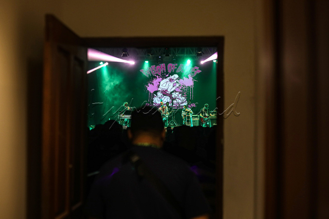 Raungan distorsi gitar dan hentakan pedal drum makin terdengar jelas saat pintu studio dibuka oleh sekelompok anak muda yang memakai jaket kulit hitam, gaya rambut mohawk dengan sepatu boots, dan celana jeans ketat.<br />
