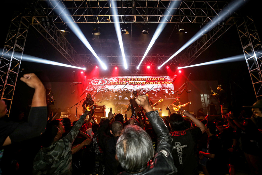 Mereka sangat antusias dan terlihat terburu-buru seakan tak sabar ingin ber-pogo ria diiringi band idola mereka yang tampil di acara musik komunitas Punk Stay Younx Fest 2023 di kawasan Kemang, Jakarta.<br />
