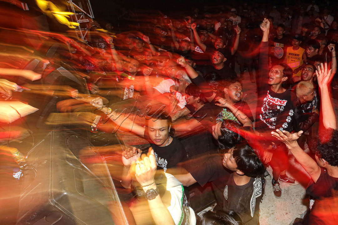 Mereka bernyanyi bersama di panggung sebentar dan melakukan moshing ke arah kerumunan penonton lainnya. Pemandangan itu berulang sampai pada penampilan Serigala Malam, band penutup malam itu.<br />
