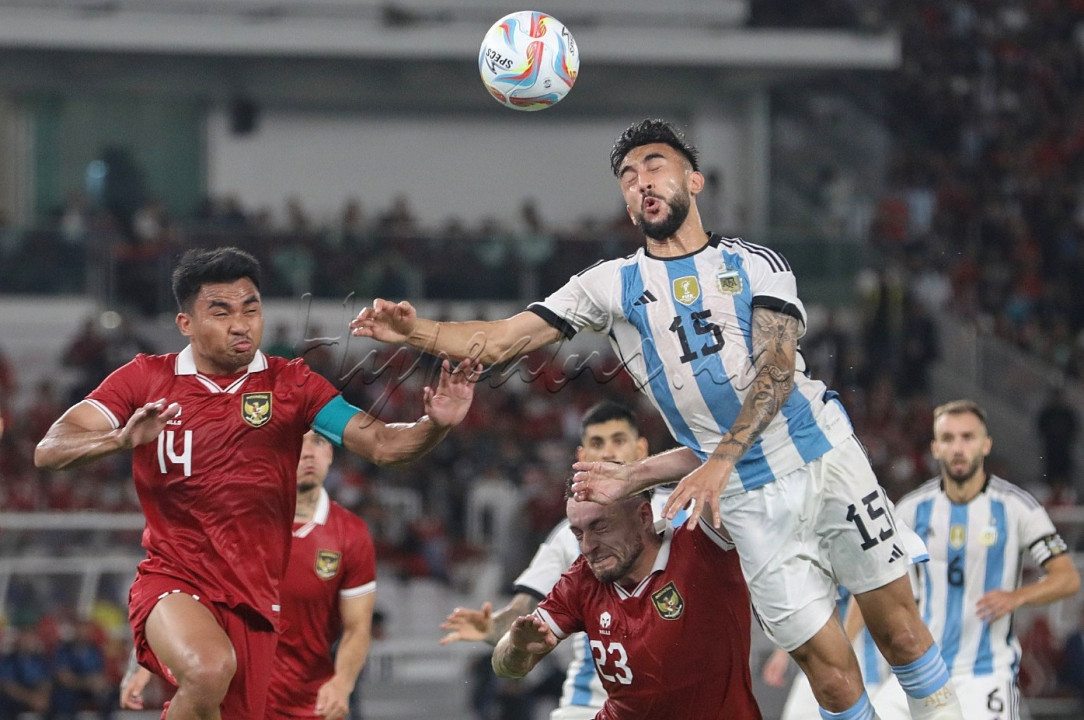 Pesepak bola Timnas Indonesia Asnawi Mangkualam (kiri) berebut bola dengan Pesepak bola Timnas Argentina Nicolas Ivan Gonzalez saat laga persahabatan FIFA Matchday melawan Timnas Argentina di Stadion Utama Gelora Bung Karno, Jakarta, Senin (19/6/2023).<br />
<br />
<!--/data/user/0/com.samsung.android.app.notes/files/clipdata/clipdata_bodytext_230620_012359_000.sdocx-->