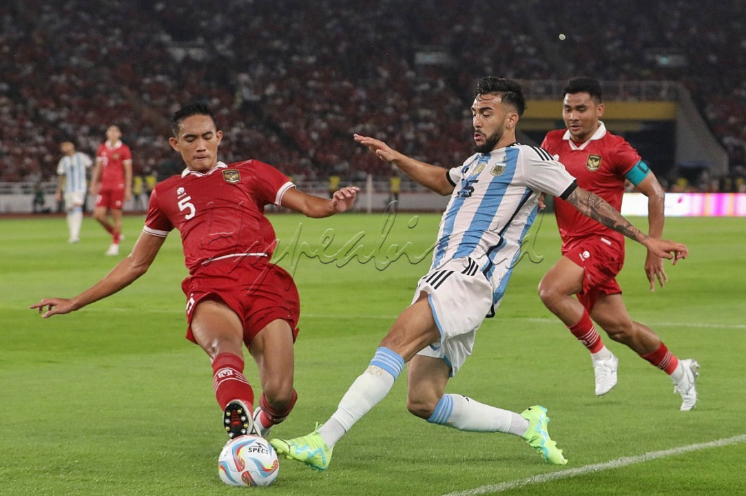 Argentina yang berstatus tim peringkat satu dunia sempat mengalami kesulitan menembus pertahanan Indonesia yang dikawal Jordi Amat, Elkan Baggott, dan Rizky Ridho.<br />
<br />
