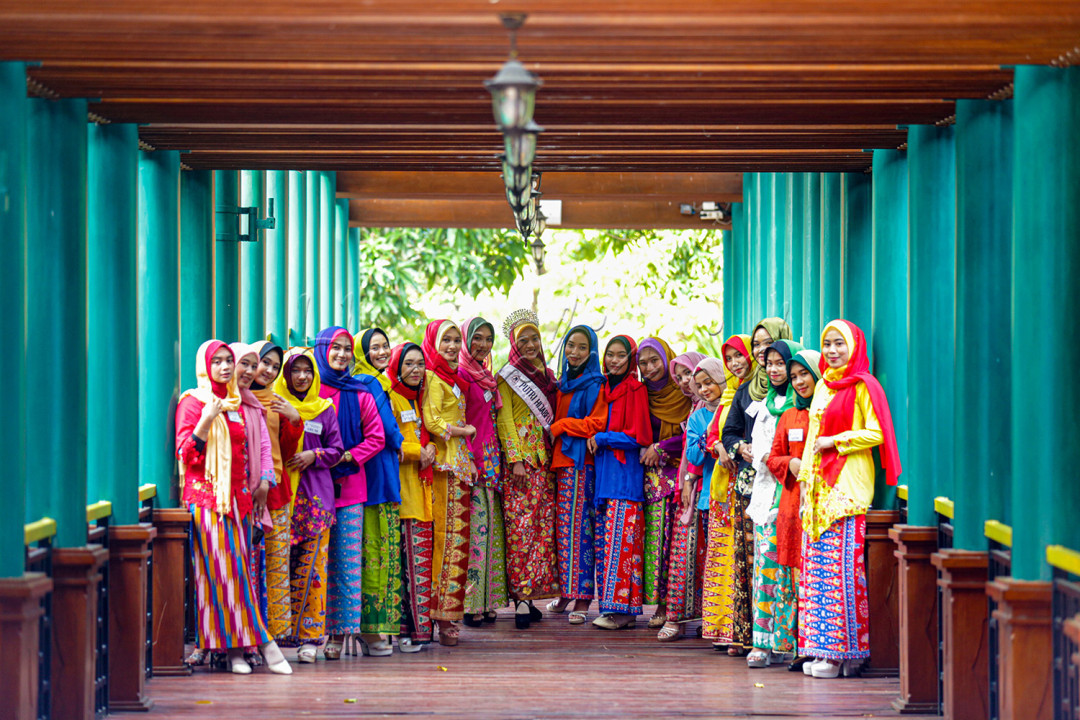 Sejumlah remaja yang tergabung dalam Putri Hijab Fluencer Jakarta berbusana kebaya encim beraktivitas di Museum Betawi Setu Babakan, Kamis (22/6/2023). Putri Hijab Fluencer merupakan suatu wadah bagi wanita muslimah agar menginspirasi wanita muslimah yang belum berhijab untuk dapat berhijab dengan tetap mengikuti gaya terkini tanpa mengabaikan aturan agama.<br />
