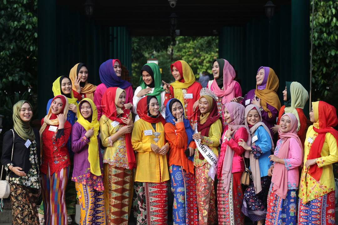 Sejumlah remaja yang tergabung dalam Putri Hijab Fluencer Jakarta berbusana kebaya encim beraktivitas di Museum Betawi Setu Babakan, Kamis (22/6/2023). Putri Hijab Fluencer merupakan suatu wadah bagi wanita muslimah agar menginspirasi wanita muslimah yang belum berhijab untuk dapat berhijab dengan tetap mengikuti gaya terkini tanpa mengabaikan aturan agama.<br />
