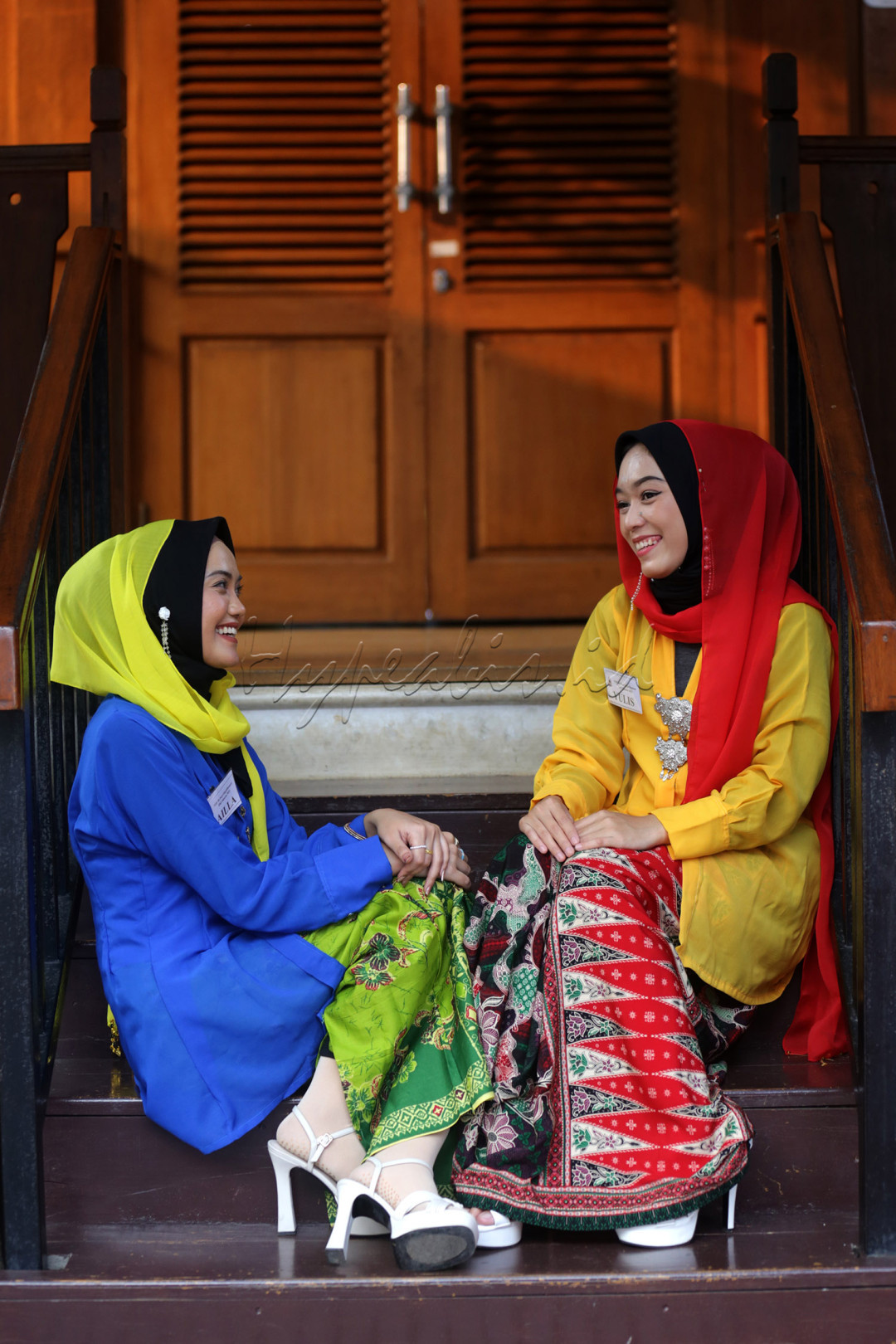 Sejumlah remaja yang tergabung dalam Putri Hijab Fluencer Jakarta berbusana kebaya encim beraktivitas di Museum Betawi Setu Babakan, Kamis (22/6/2023). Putri Hijab Fluencer merupakan suatu wadah bagi wanita muslimah agar menginspirasi wanita muslimah yang belum berhijab untuk dapat berhijab dengan tetap mengikuti gaya terkini tanpa mengabaikan aturan agama.<br />
