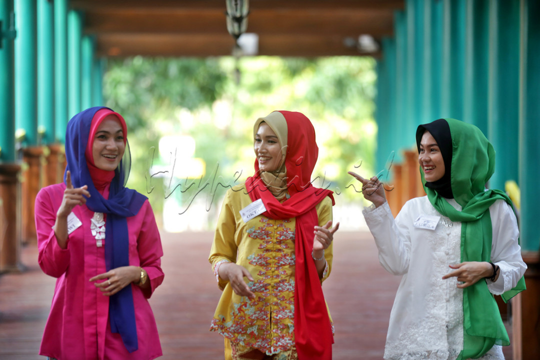 Sejumlah remaja yang tergabung dalam Putri Hijab Fluencer Jakarta berbusana kebaya encim beraktivitas di Museum Betawi Setu Babakan, Kamis (22/6/2023). Putri Hijab Fluencer merupakan suatu wadah bagi wanita muslimah agar menginspirasi wanita muslimah yang belum berhijab untuk dapat berhijab dengan tetap mengikuti gaya terkini tanpa mengabaikan aturan agama.<br />
