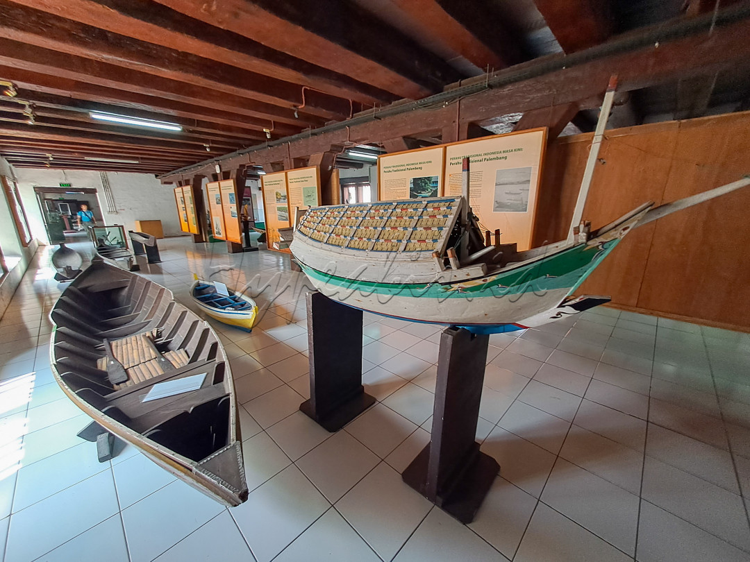 Museum Bahari adalah museum yang menyimpan koleksi yang berhubungan dengan kebaharian dan kenelayanan bangsa Indonesia dari Sabang hingga Merauke. 