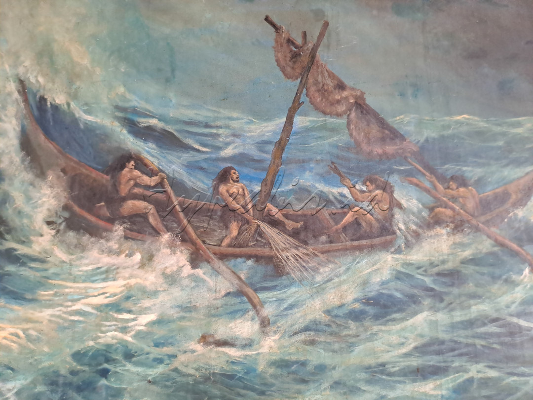 Museum Bahari memiliki berbagai koleksi seperti berbagai jenis perahu tradisional dari berbagai daerah Indonesia hingga kapal zaman VOC. Selain itu ada pula berbagai model dan miniatur kapal modern dan perlengkapan penunjang kegiatan pelayaran. Juga peralatan yang digunakan oleh pelaut pada masa lalu seperti alat navigasi, jangkar, teropong, model mercusuar dan meriam.