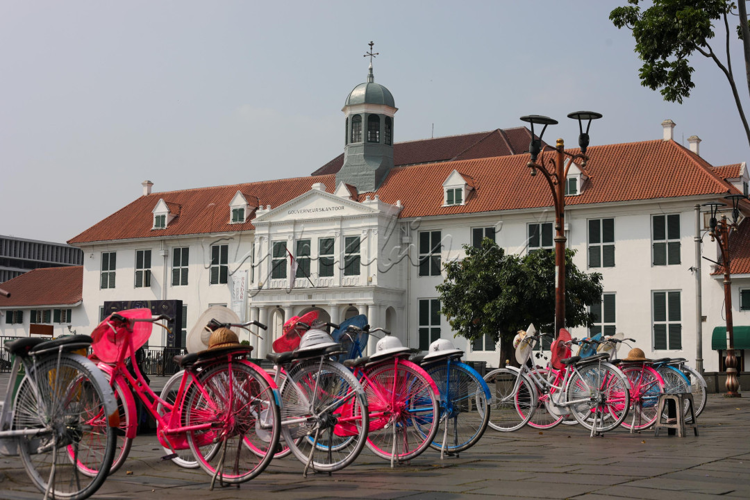 Kota Tua Jakarta, juga dikenal dengan sebutan Batavia Lama (Oud Batavia). Pada masanya, Jakarta Lama dianggap sebagai pusat perdagangan untuk benua Asia karena lokasinya yang strategis dan sumber daya yang melimpah.
