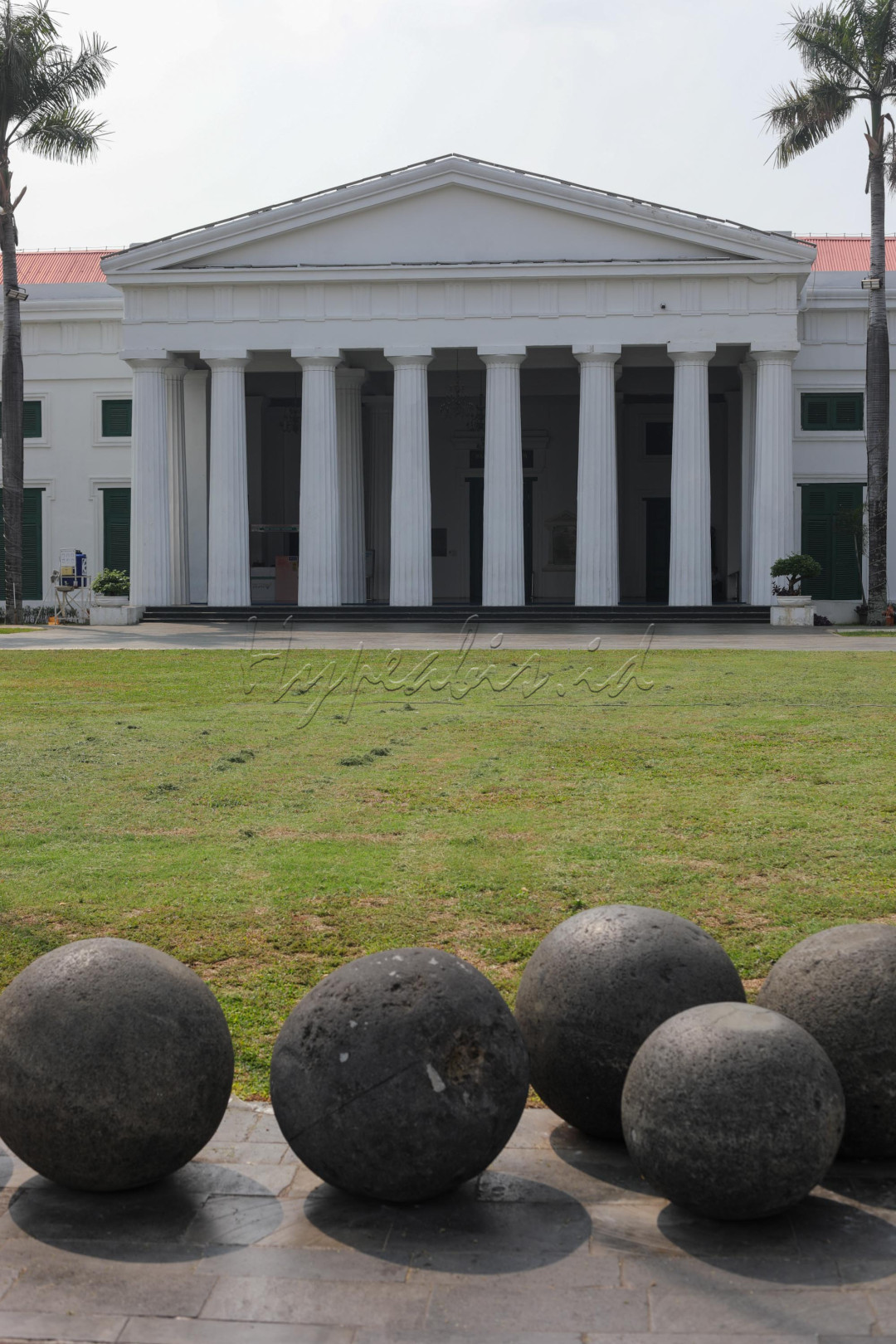 Setelahnya, wilayah kota mulai meluas ke selatan setelah epidemi tahun 1835 dan 1870 mendorong banyak orang keluar karena kota yang sempit menuju wilayah Weltevreden (sekarang daerah di sekitar Lapangan Merdeka). Batavia kemudian menjadi pusat administratif Hindia Timur Belanda. Barulah tahun 1942, selama pendudukan Jepang, Batavia berganti nama menjadi Jakarta. 
