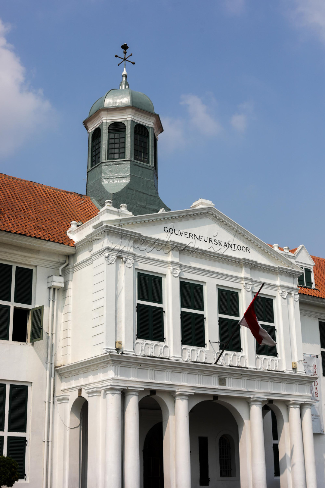Beberapa tempat yang masih terjaga antara lain, Museum Sejarah Jakarta (bekas Balai Kota Batavia, kantor dan kediaman Gubernur Jenderal VOC), Museum Bahari, Pelabuhan Sunda Kelapa, dan Museum Bank Indonesia. Namun saat ini, banyak bangunan dan arsitektur bersejarah lainnya yang memburuk kondisinya. 