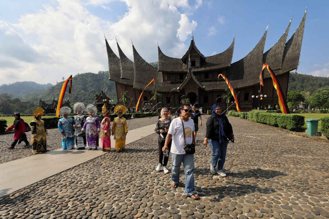 Wisatawan berkunjung ke Istano Basa Pagaruyung, Batusangkar, Kabupaten Tanah Datar, Sumatera Barat.<br />
<br />
<!--/data/user/0/com.samsung.android.app.notes/files/clipdata/clipdata_bodytext_230623_140023_983.sdocx-->