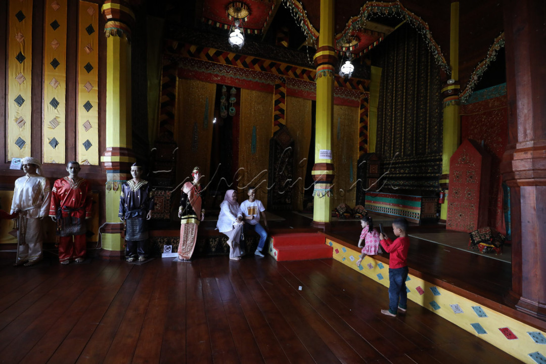 Di masa lalu, istana ini menjadi tempat kediaman sekaligus pusat pemerintahan raja-raja Minangkabau dari Kerajaan Pagaruyung.<br />
<br />
