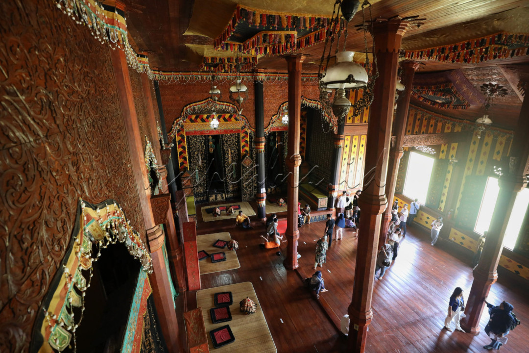 Istana Basa Pagaruyung memiliki tiga lantai, yang terdiri dari 72 tonggak dan 11 gonjong atap. Bangunannya memiliki ciri khas khusus yang berbeda dari rumah gadang lainnya.<br />
<br />
<br />
Pada lantai dasar terdapat ruang utama singasana dan tempat pertemuan. Pada lantai tersebut juga terdapat kamar Raja dan tujuh kamar putri Raja yang telah menikah. Dan lantai kedua terdapat lima kamar putri raja yang masih gadis. Sedangkan lantai tiga terdapat ruangan yang berfungsi untuk menyimpan benda pusaka..