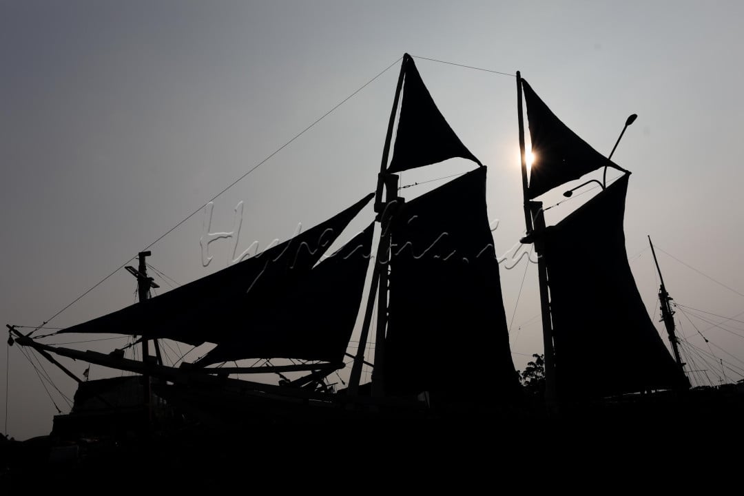 Salah satu pelabuhan paling bersejarah di Indonesia adalah Pelabuhan Sunda Kelapa. Pelabuhan yang terletak di pesisir utara ini merupakan pelabuhan tertua di Indonesia yang menyimpan sejarah panjang dari perjalanan Ibu Kota.