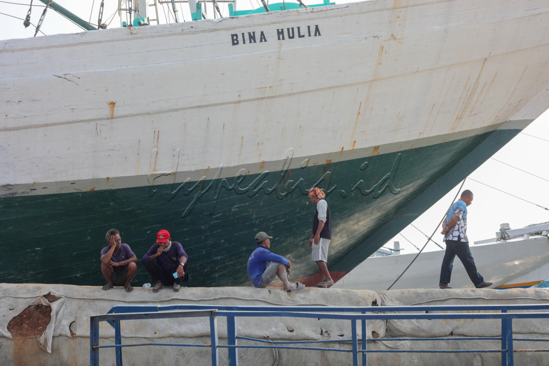 Banyak pedagang-pedagang dari berbagai daerah di Nusantara yang melakukan kegiatan di pelabuhan ini, banyak pula pedagang asing seperti Tiongkok, Arab, India, Inggris dan Portugis di sana. 