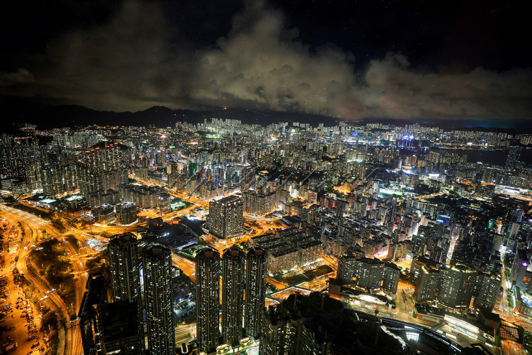 Gedung bertingkat di kota Hongkong pada malam hari, belum lama ini. Hong Kong adalah sebuah wilayah yang terletak di sebelah timur muara Sungai Mutiara (Zhu Jiang) di pantai selatan Republik Rakyat Tiongkok atau China.