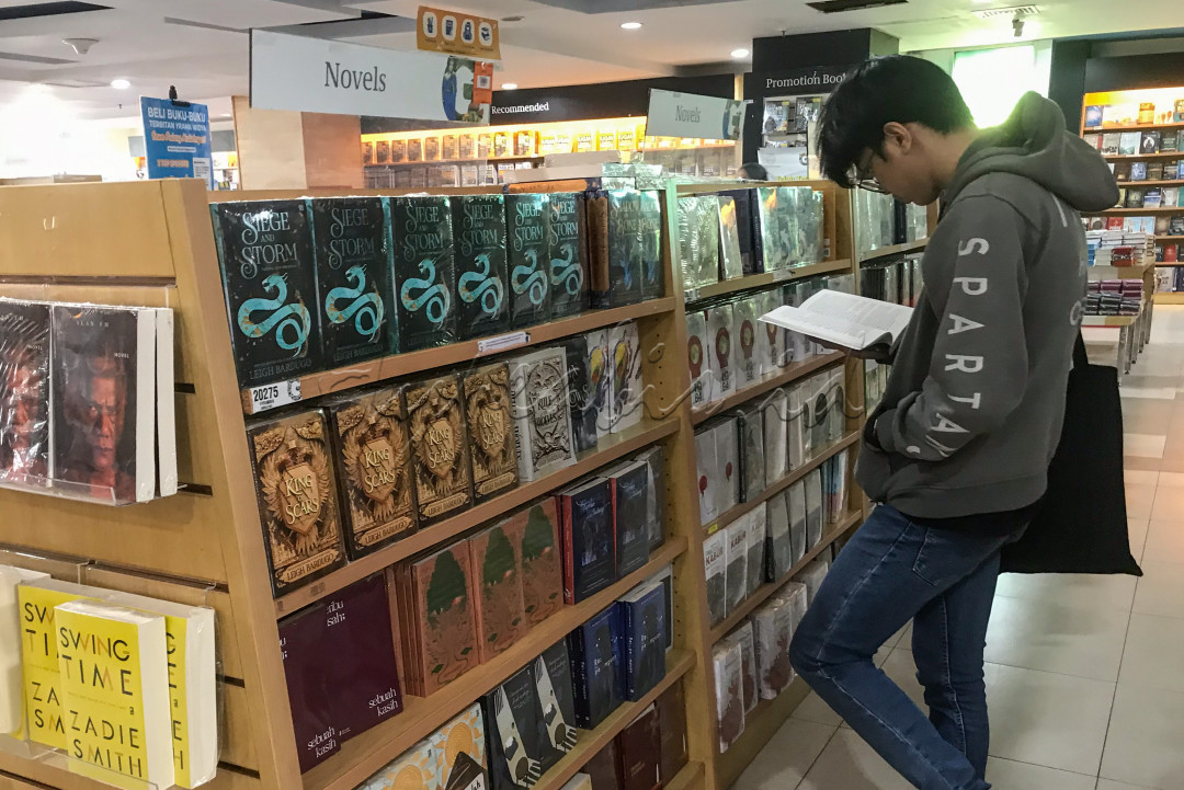 Para pencinta buku pun tak mengenal usia, mulai dari anak-anak hingga dewasa.