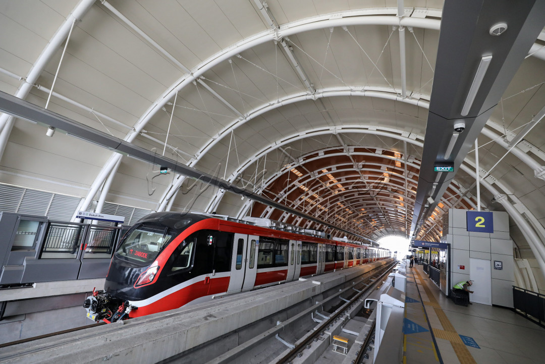 Sejak beberapa pekan ini, ada pemandangan baru di beberapa kawasan Ibu Kota dan sekitar. Dapat kita jumpai rangkaian gerbong LRT melintas di relnya, hilir mudik setiap beberapa saat.