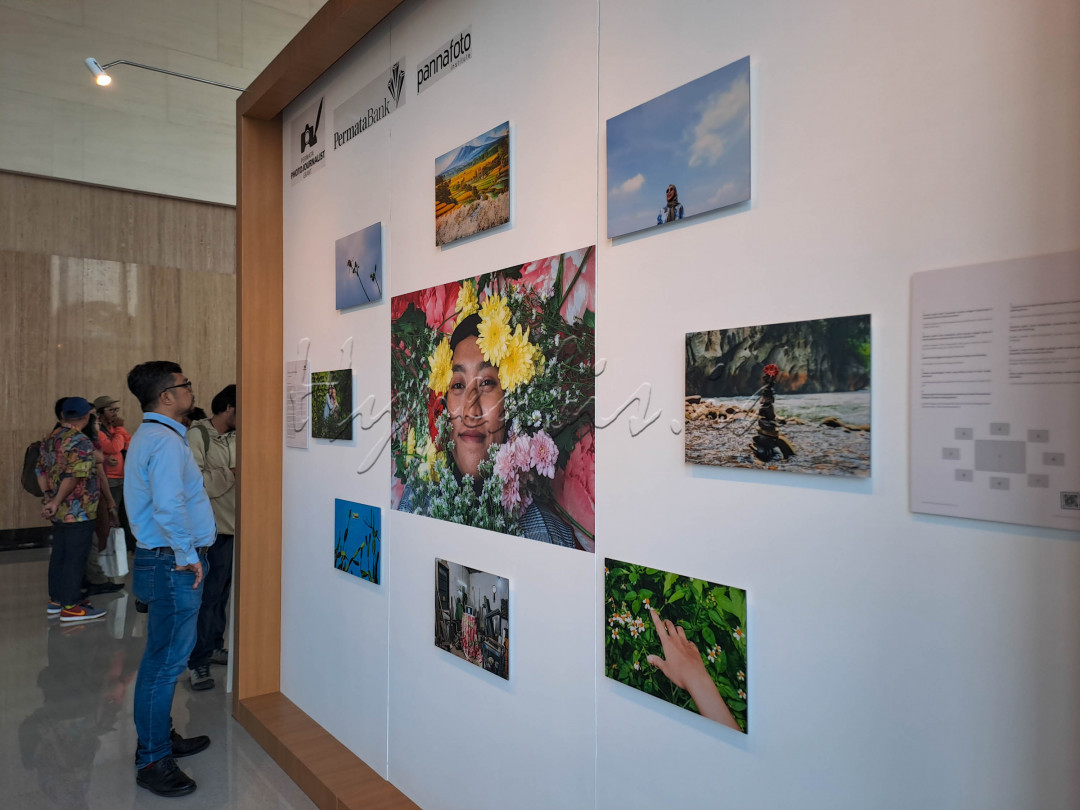 Beberapa karya foto yang dipamerkan bercerita tentang nelayan perempuan di Demak, gaya hidup slow living di perkotaan, inspirasi KPop bagi fansnya, hingga perjuangan seorang ibu yang membangun sekolah anak berkebutuhan khusus.
<div> </div>