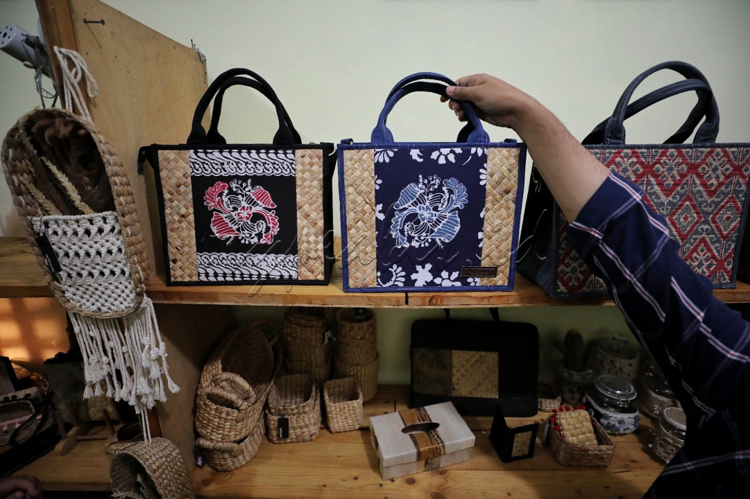 Workshop tersebut membuat berbagai produk seperti tas, sandal, kursi, peralatan dapur dan lain sebagainya.<!--/data/user/0/com.samsung.android.app.notes/files/clipdata/clipdata_bodytext_230717_153420_586.sdocx-->