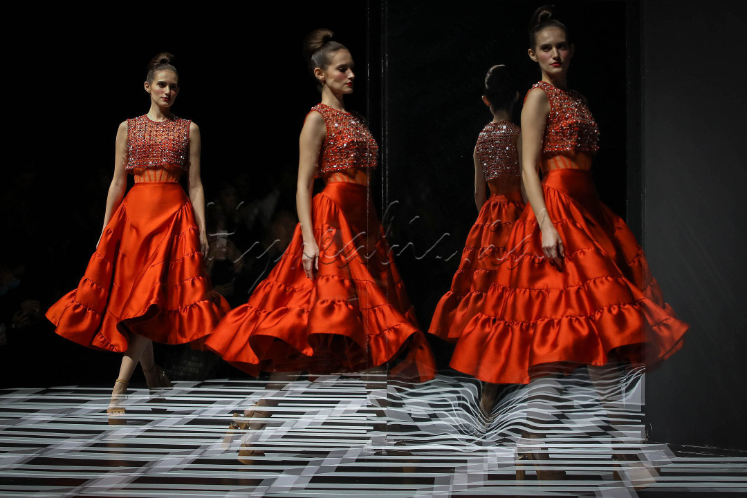 Model memperagakan busana koleksi Sebastian Gunawan Signature 2023/2024 pada acara Mulia-in-Fashion 2023 di Jakarta. 