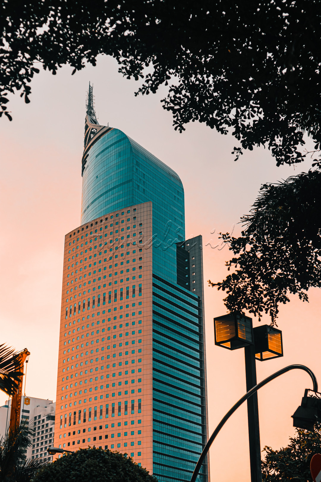Jakarta merupakan salah satu kota metropolitan sekaligus sebagai pusat bisnis terbesar di Indonesia. Hal tersebut dapat ditandai dengan munculnya gedung-gedung yang menjulang tinggi, bahkan bisa menjadi ikon kota Jakarta karena keunikan arsitekturnya. 