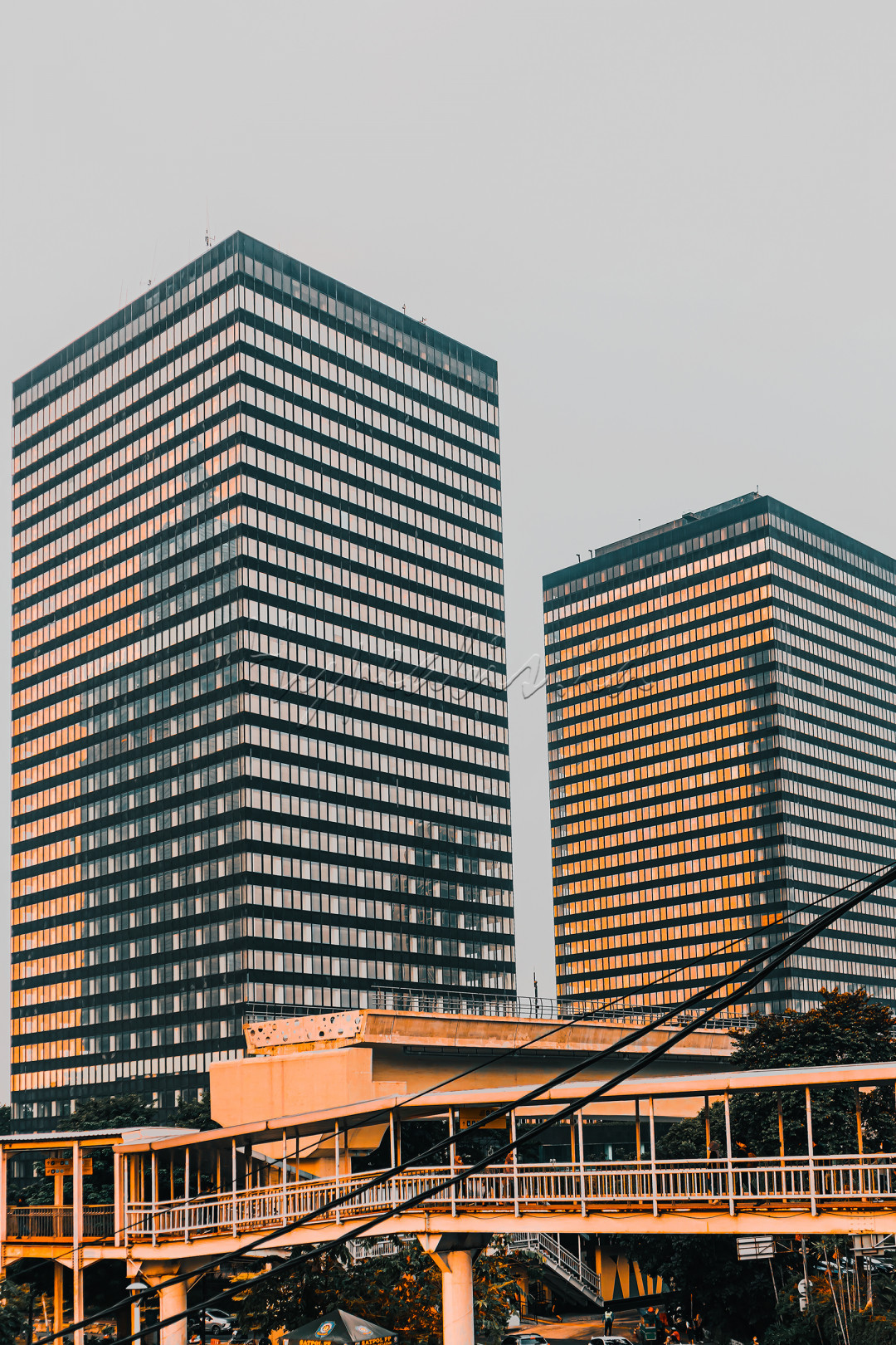 Deretan gedung-gedung nan menjulang ke angkasa ini seolah merepresentasikan kemegahan Jakarta yang berstatus sebagai Ibu Kota. 
