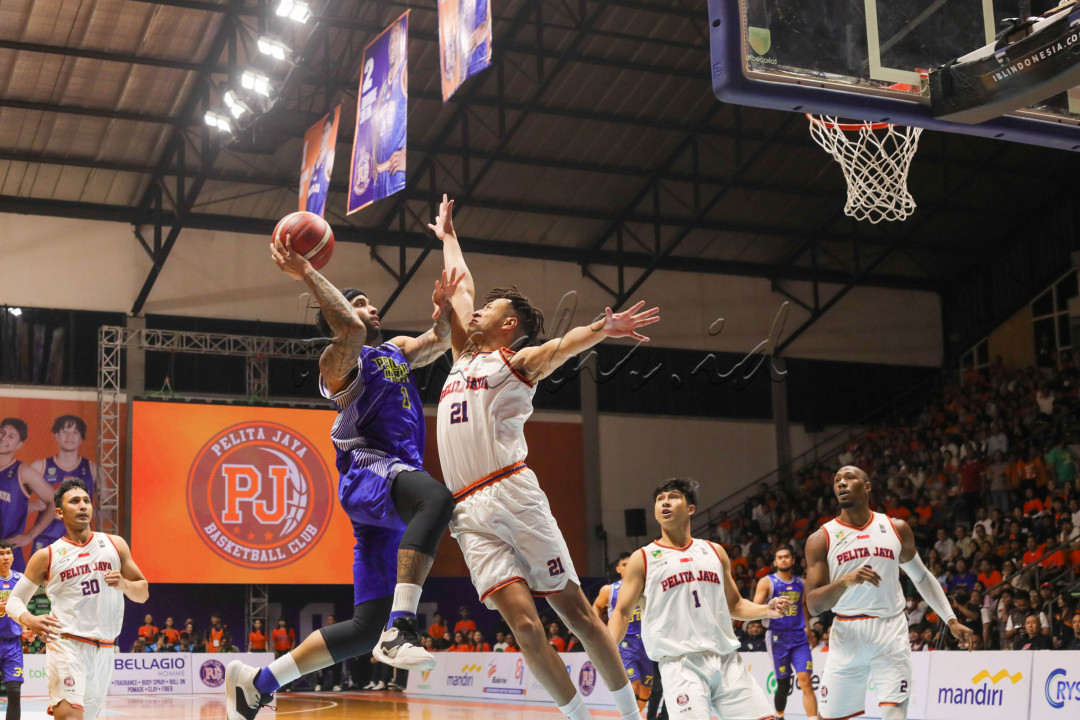 Dalam gim pertama Final IBL 2023 yang digelar di Basket Hall Senayan ini Pelita Jaya Jakarta selaku tuan rumah menyerah 65-74 dari Prawira Harum Bandung. 