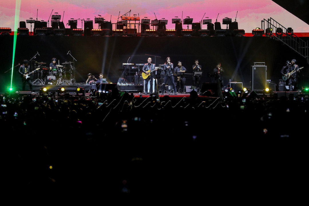 Penampilan Grup Musik Dewa 19 saat berlangsungnya acara BNI Loud Fest Vol.2 2023 di Stadion Utama Gelora Bung Karno, Jakarta.<br />
<br />
<!--/data/user/0/com.samsung.android.app.notes/files/clipdata/clipdata_bodytext_230724_000647_062.sdocx-->