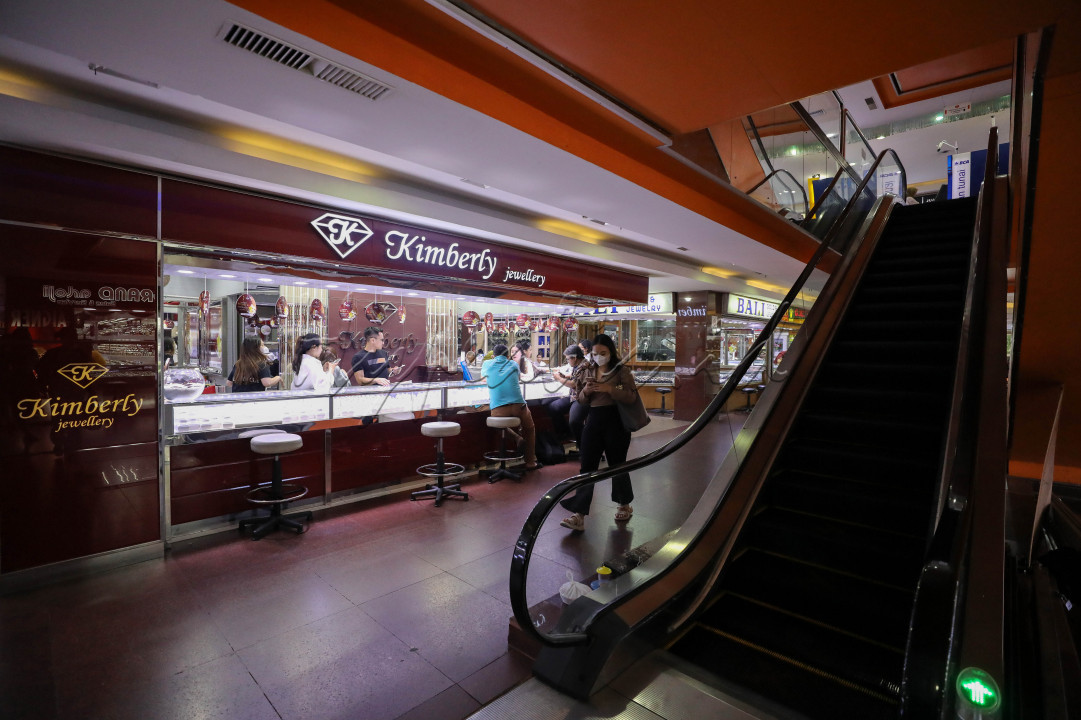 Melawai Plaza yang dulu ramai kini bertahan ditengah gempuran maraknya keberadaan toko online (e-commerce). Melawai Plaza berdiri sejak 1983 silam, dan kala itu menjadi satu-satunya pusat modern penjualan emas di Jakarta.
