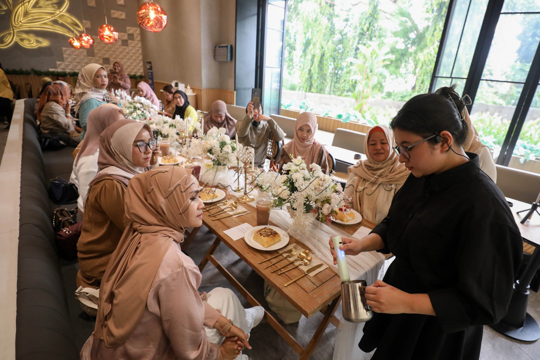 Barista & Store Manager Kenangan Heritage Zsa Zsa Nur Istiqomah berpose disela-sela acara Cooking Class Hypeabis.id di Kenangan Heritage-Senayan City, Jakarta, Kamis (27/7/2023).