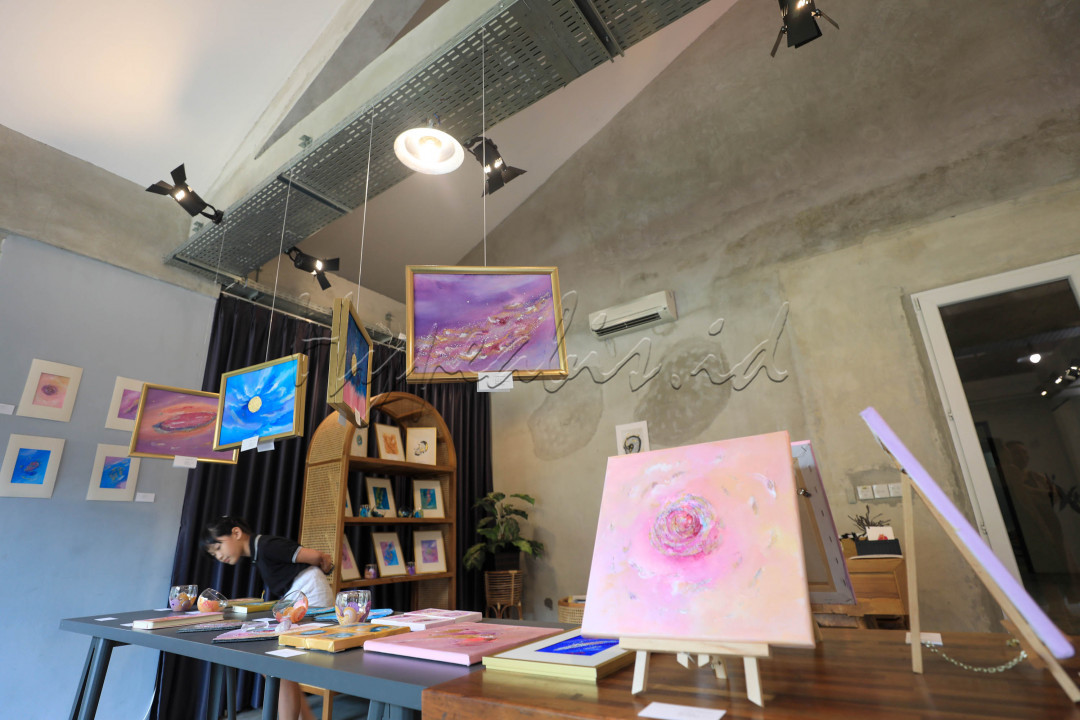 Pameran bertajuk Love Alchemy karya perupa Helena digelar di Studio Kha, Pondok Indah, Jakarta.