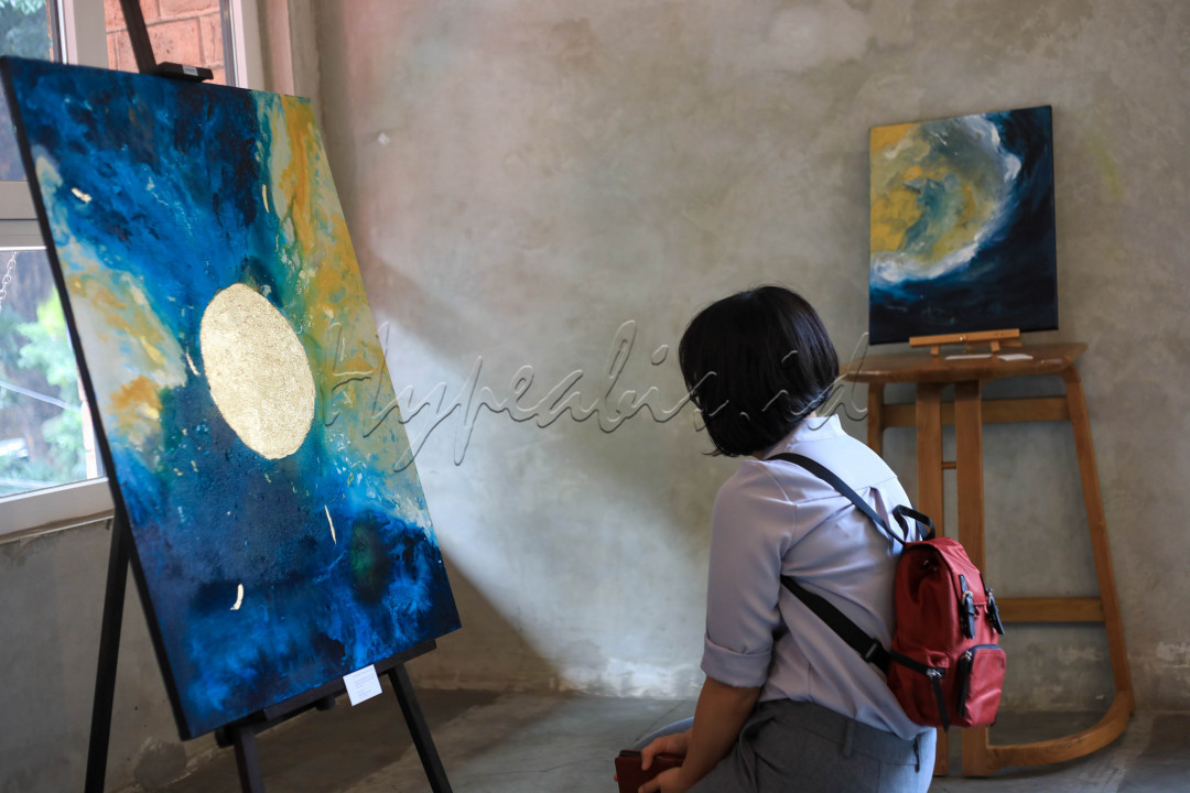 Dalam pameran ini, Helena memajang lebih dari 70 lukisan karyanya.