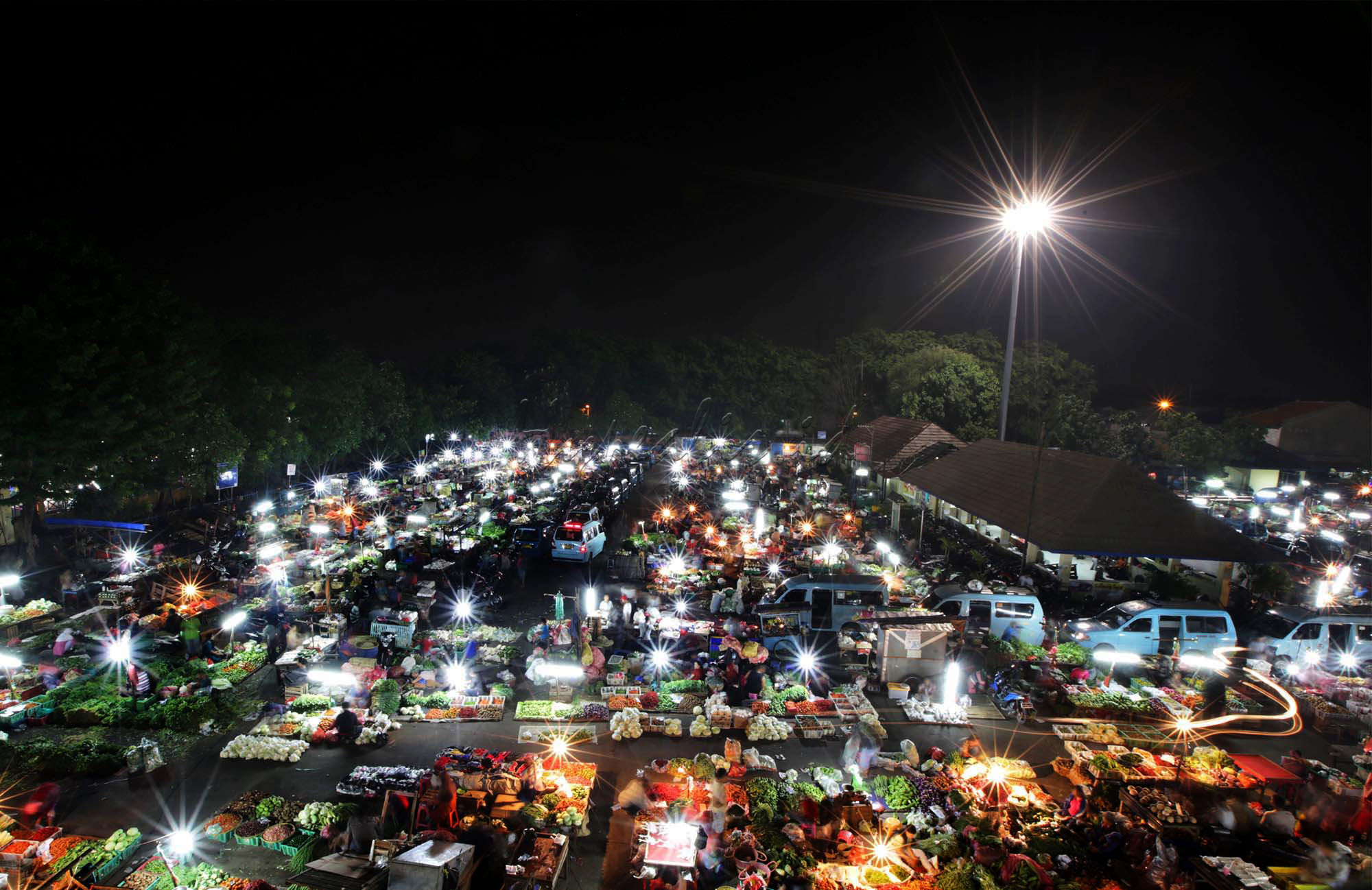 Suasana jual beli kebutuhan pokok di Pasar Minggu, Jakarta Selatan.