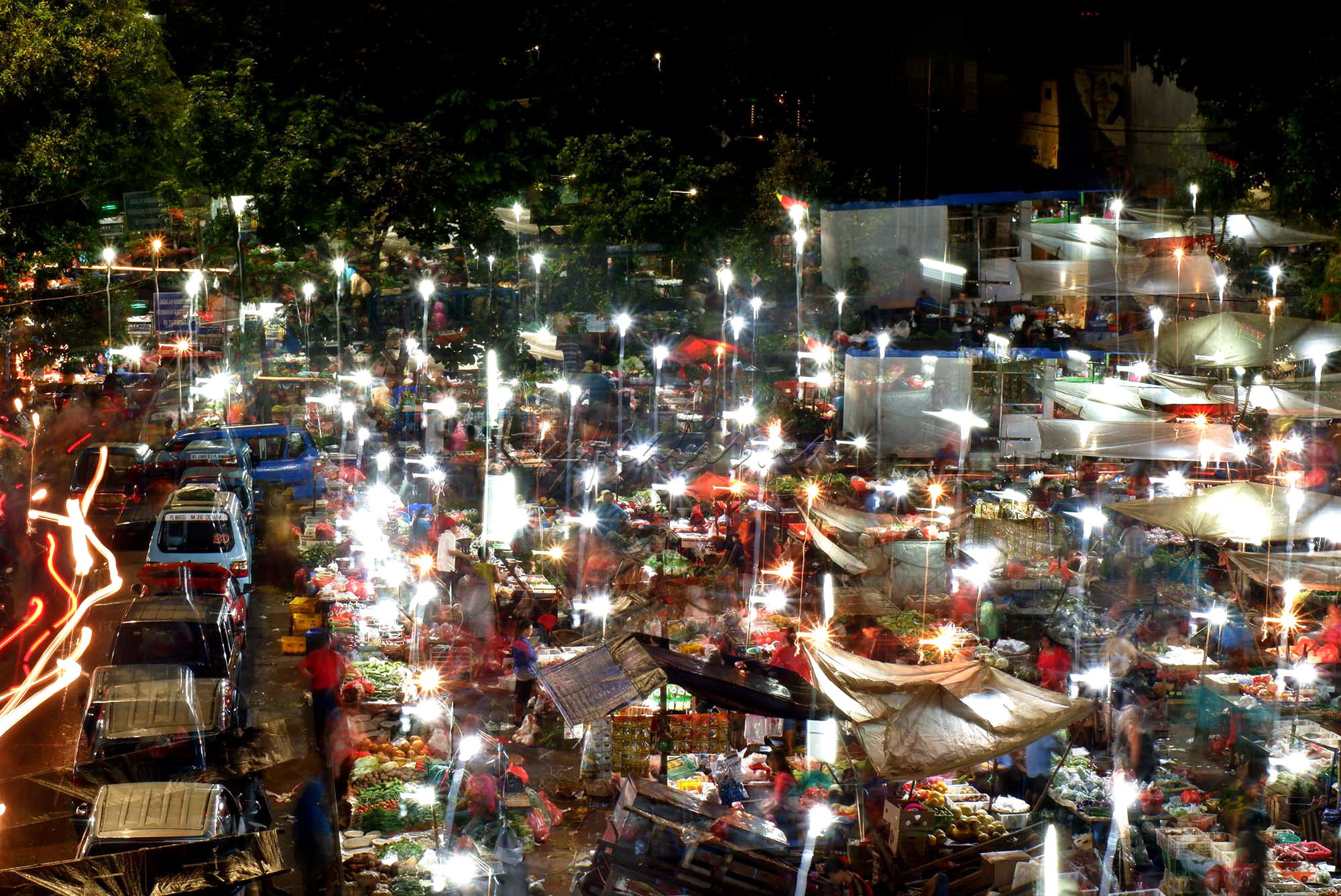 Suasana jual beli kebutuhan pokok di Pasar Minggu, Jakarta Selatan.