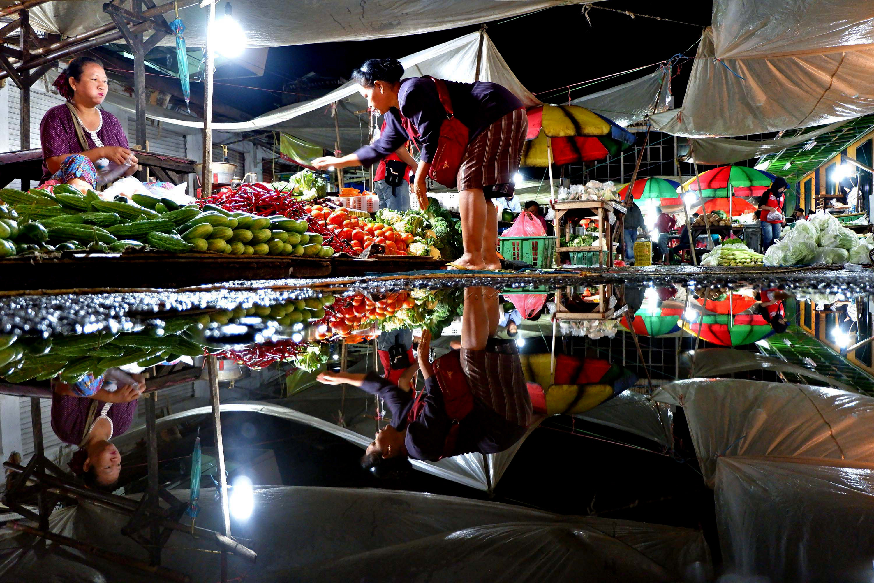 Suasana jual beli kebutuhan pokok di Pasar Minggu, Jakarta Selatan.