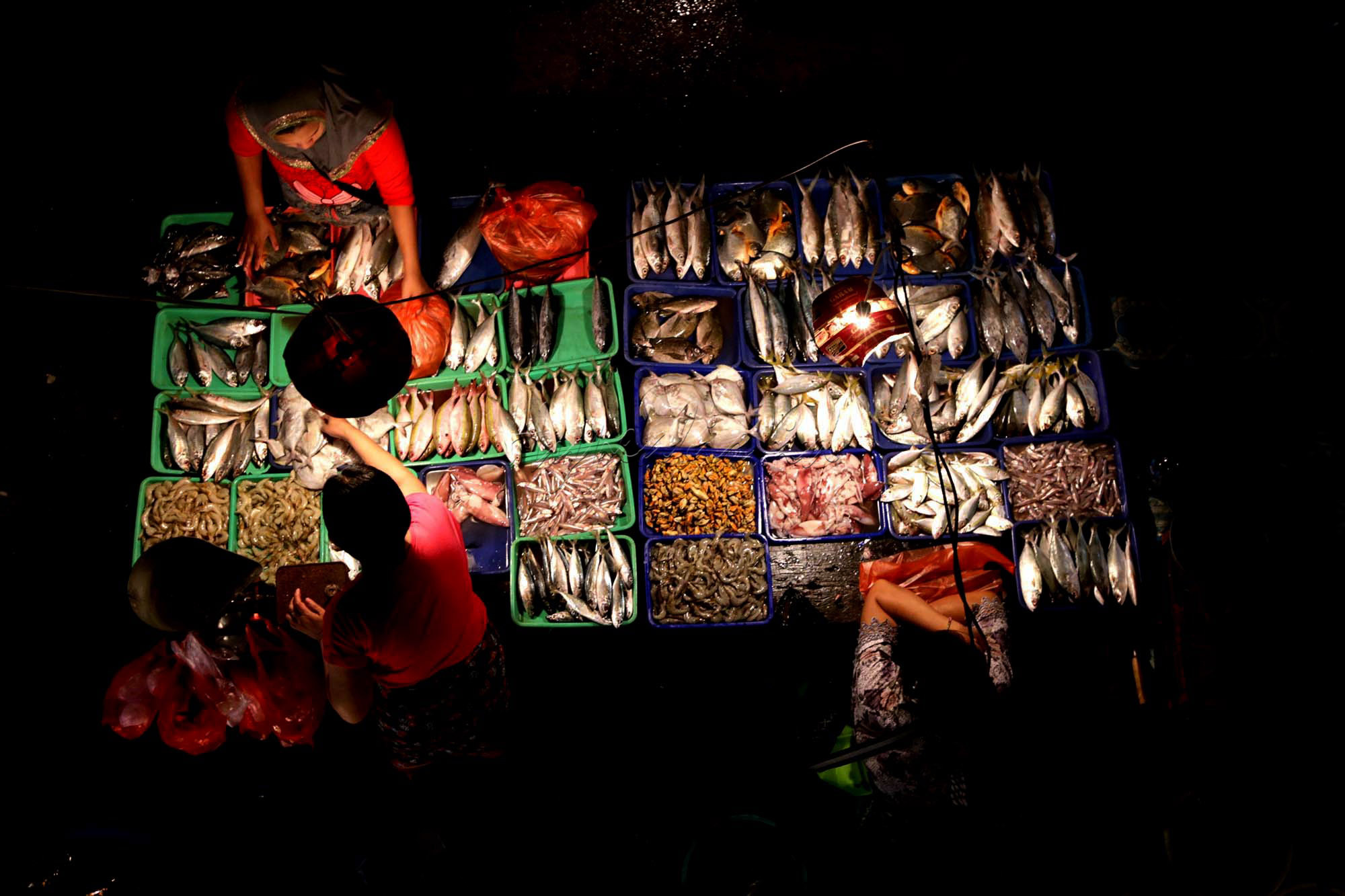 Suasana jual beli kebutuhan pokok di Pasar Minggu, Jakarta Selatan.