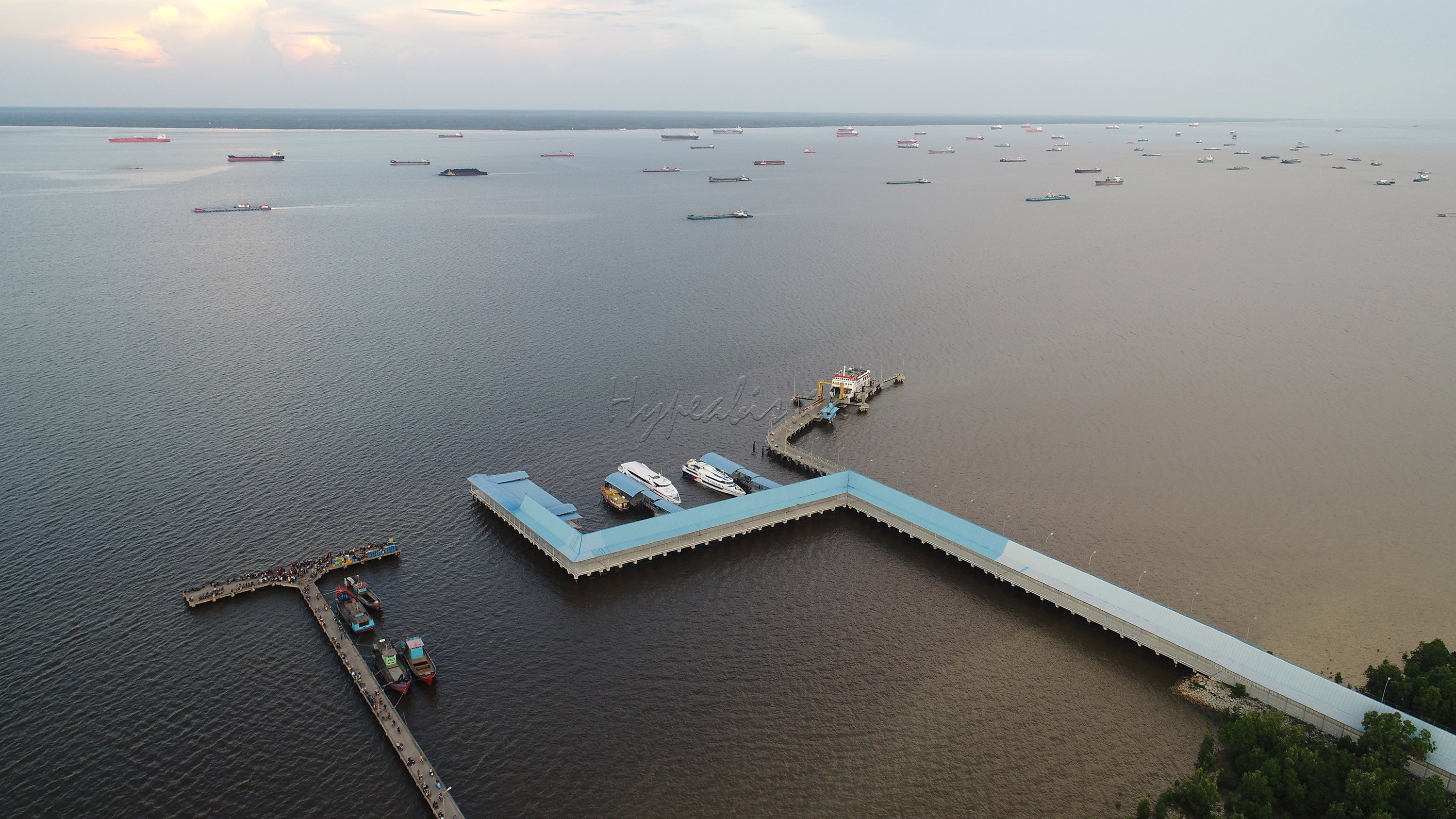 Suasana sibuk pelabuhan Dumai-Malaka di Riau. Ribuan kapal baik mengangkut barang maupun penumpang melewati selat ini setiap hari.