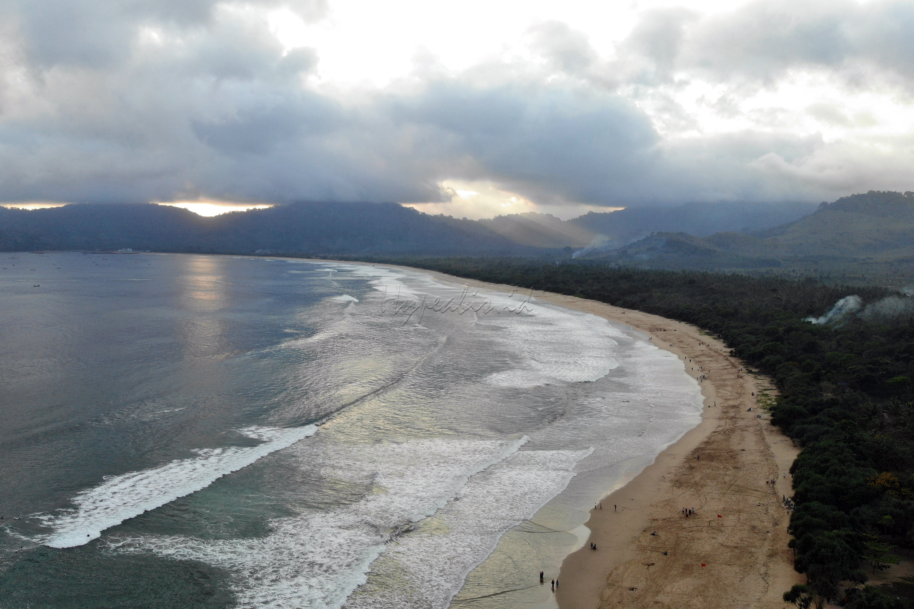 Foto udara kawasan pantai Merah di Banyuwangi, Jawa Timur. Pantai merah merupakan salah satu daya tarik pariwisata di Jawa Timur.