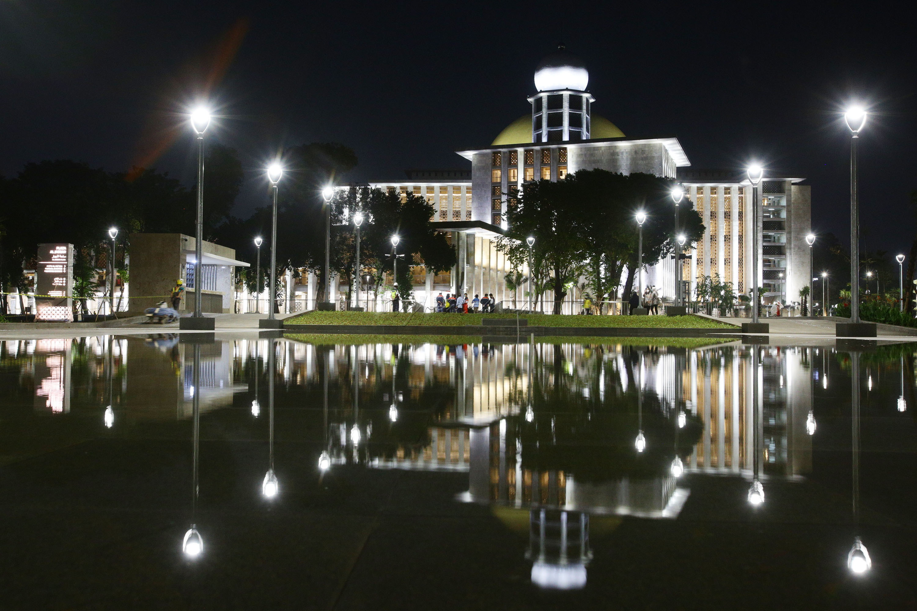 Masjid Istiqlal merupakan ikon tersendiri bagi Indonesia. Masjid terbesar dengan arsitektur mewah ini menjadi simbol toleransi antar umat beragama. Selain letaknya yang bersebelahan dengan Gereja Katedral, tempat ibadah umat Islam ini dirancang oleh arsitek beragama Nasrani bernama Friedrich Silaban.