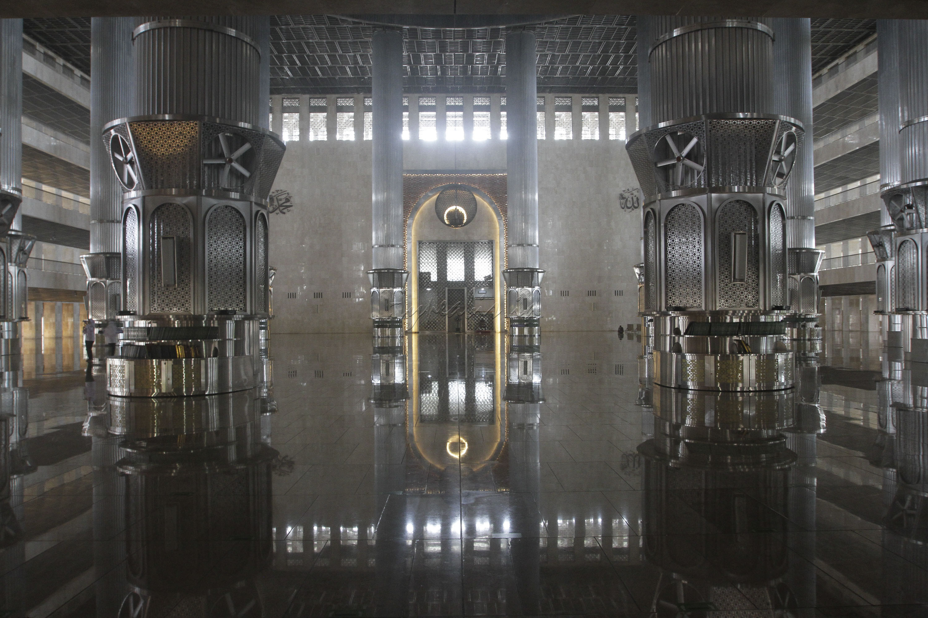 Masjid Istiqlal berdesain modern dengan dinding dan lantai berlapis marmer, berhias ornamen dari baja anti karat. Sang arsitek dalam mendesain masjid ini memasukkan banyak simbol. Dimana simbol-simbol tesebut erat kaitannya dengan keislaman dan Indonesia.