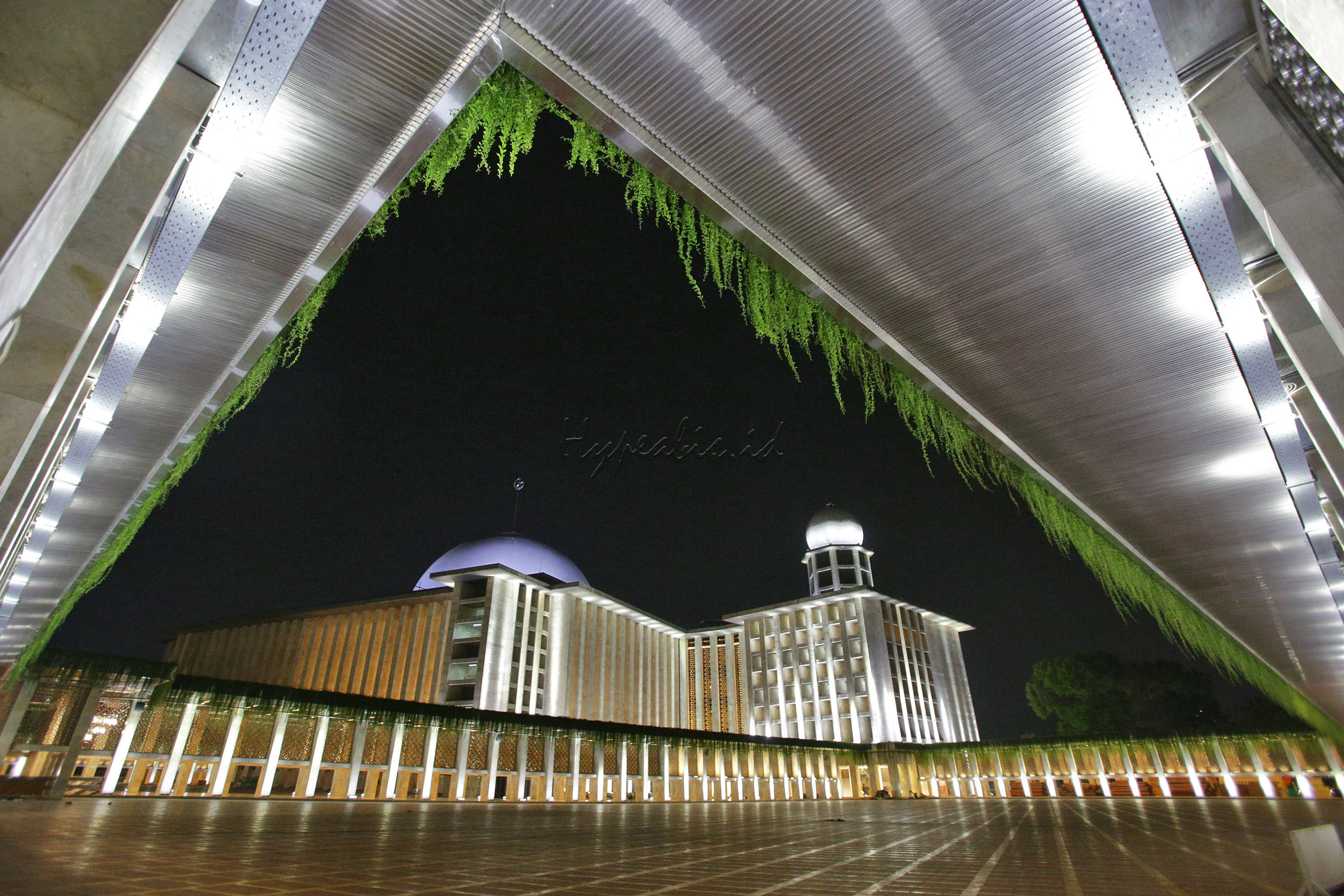Masjid yang menelan biaya pembangunan sebesar Rp7 miliar dan US$12 juta itu memiliki kubah dengan diameter 45 meter. Ini melambangkan tahun kemerdekaan Negara yakni tahun 1945. Adapun di bagian dalam kubah terdapat ukiran ayat kursi yang melingkar. Kubah utamanya pun ditopang oleh 12 tiang besar, angka ini melambangkan hari kelahiran Nabi Muhammad SAW yang jatuh pada tanggal 12 Rabiul Awwal.
Masjid yang memiliki luas bangunan sebesar 24.200 m2 tersebut memiliki bangunan utama dengan lima lantai dan satu lantai dasar. Kelima lantai tersebut melambangkan jumlah shalat wajib dalam sehari, 5 Rukun Islam dan jumlah sila dalam Pancasila. Jika dilihat dari kejauhan, masjid ini terlihat khas karena memiliki satu menara yang menjulang dengan tinggi 6.666 centimeter. Pemilihan angka ini melambangkan jumlah ayat dalam kitab suci agama islam. Keberadaan menara masjid yang hanya berjumlah satu pun melambangkan tanda, yakni Keesaan Allah.
