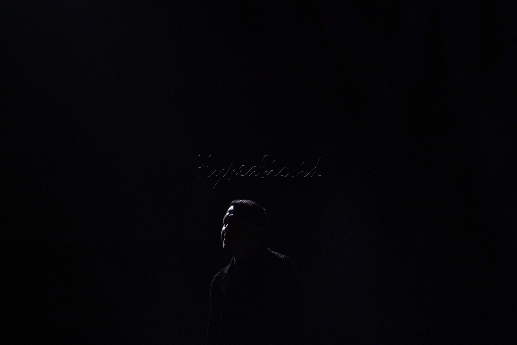 Penyanyi Tulus saat menggelar Konser bertajuk Monokrom di Jakarta.