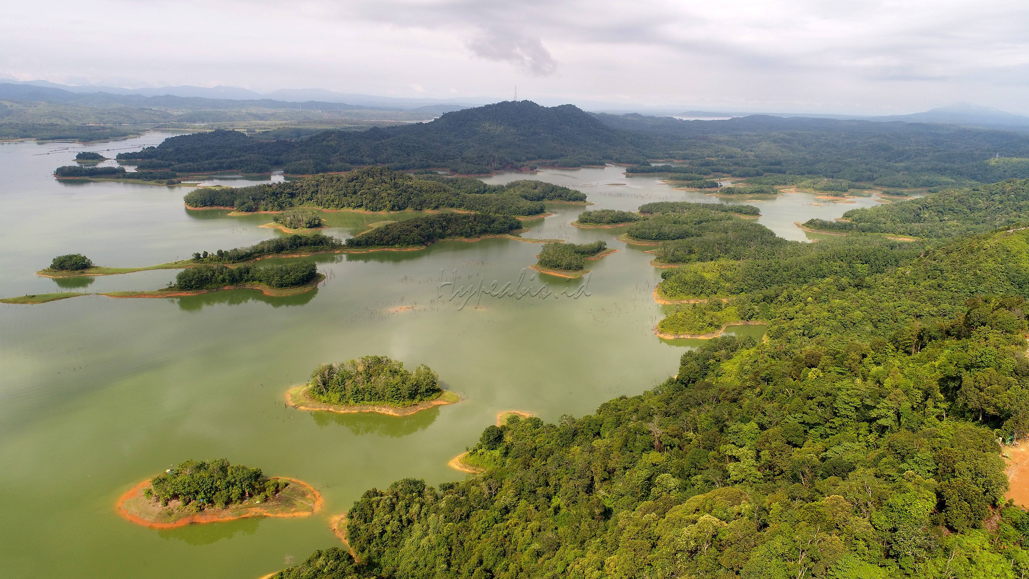 Puncak Ulu Kasok menjadi incaran pengunjung dan wisatawan di Riau karena memiliki pemandangan serupa Raja Ampat, Papua Barat.