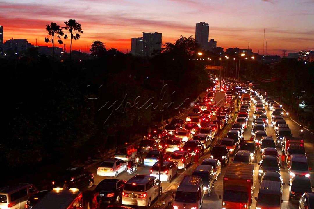 Antrean kendaraan yang mengular menjadi pemandangan yang biasa di Ibu Kota saat jam pulang kerja.