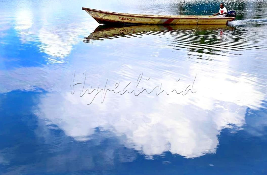 Perahu menjadi alat transportasi warga untuk menghubungkan beberapa pulau di sekitar danau yang memiliki luas sekitar 9.360 hektar di ketinggian 75 meter di atas permukaan laut