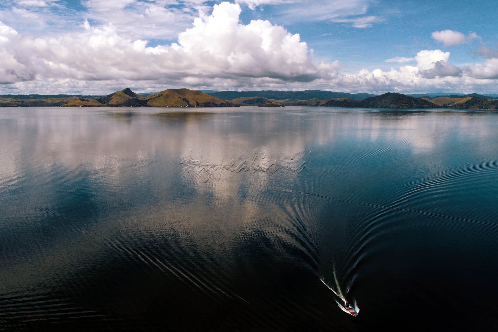Danau Sentani merupakan salah satu destinasi yang tak kalah indah dengan danau-danau lain yang ada di Tanah Air. Letaknya di bawah lereng Pegunungan Cagar Alam Cyclops,