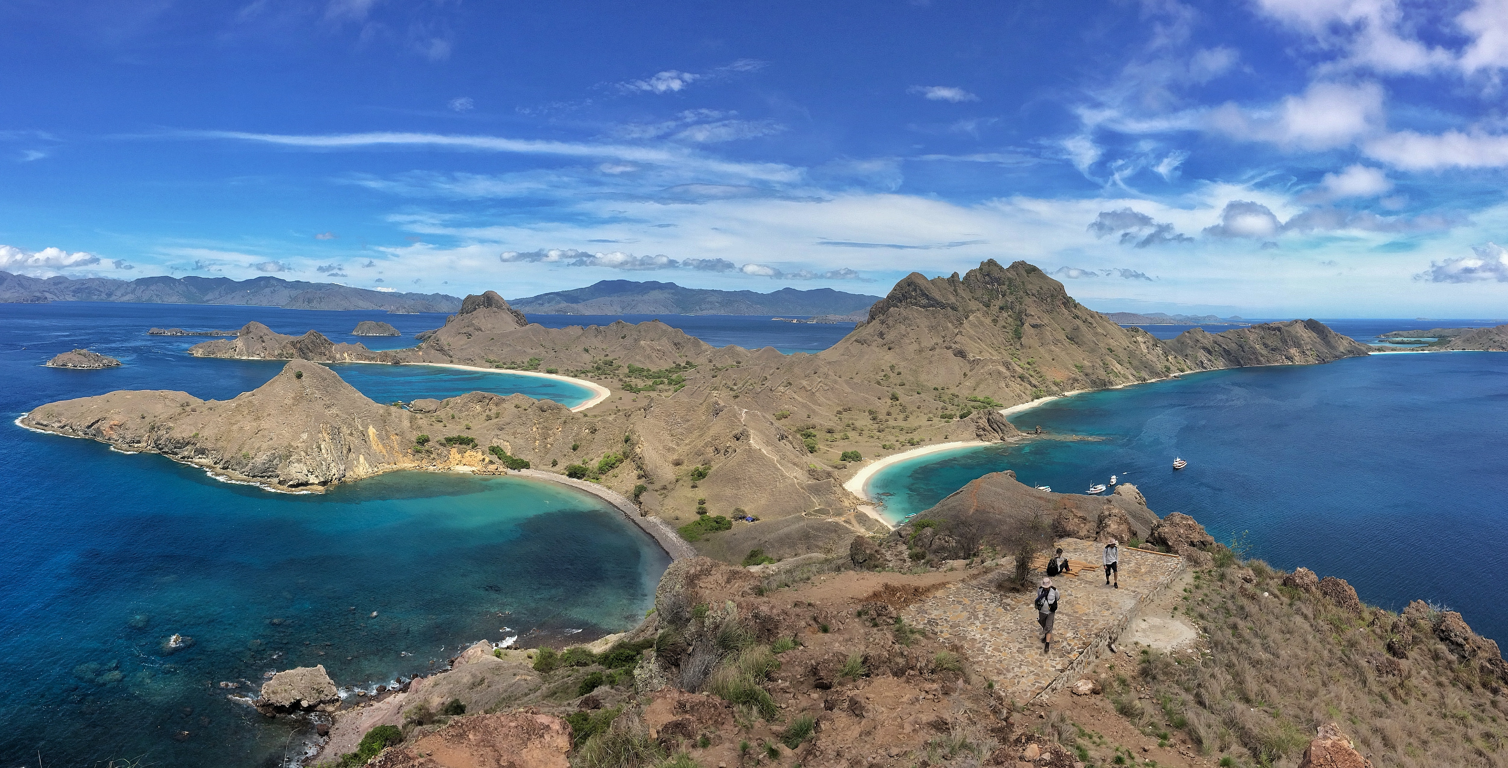 Pemandangan alam kawasan Taman Nasional Komodo terlihat dari puncak bukit di Pulau Padar, Nusa Tenggara Timur.