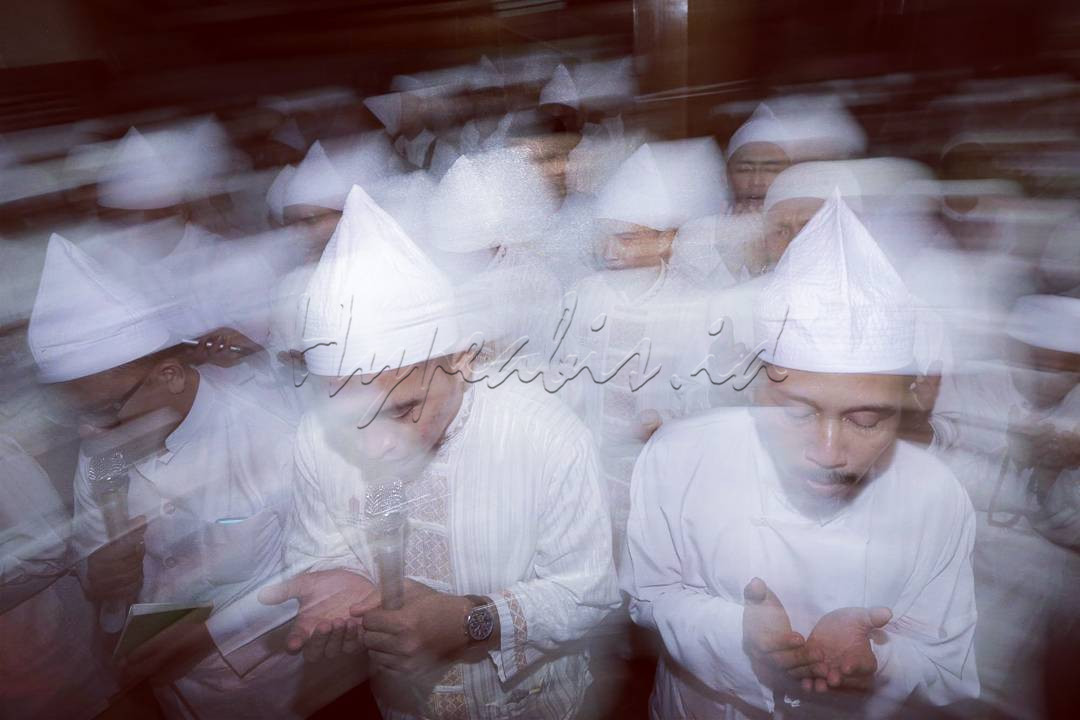 Alunan doa menghiasi langit malam, Wahai Tuhanku, hanya rahmat-MU yang aku harapkan, jangan serahkan aku pada diriku sendiri sekejap matapun.