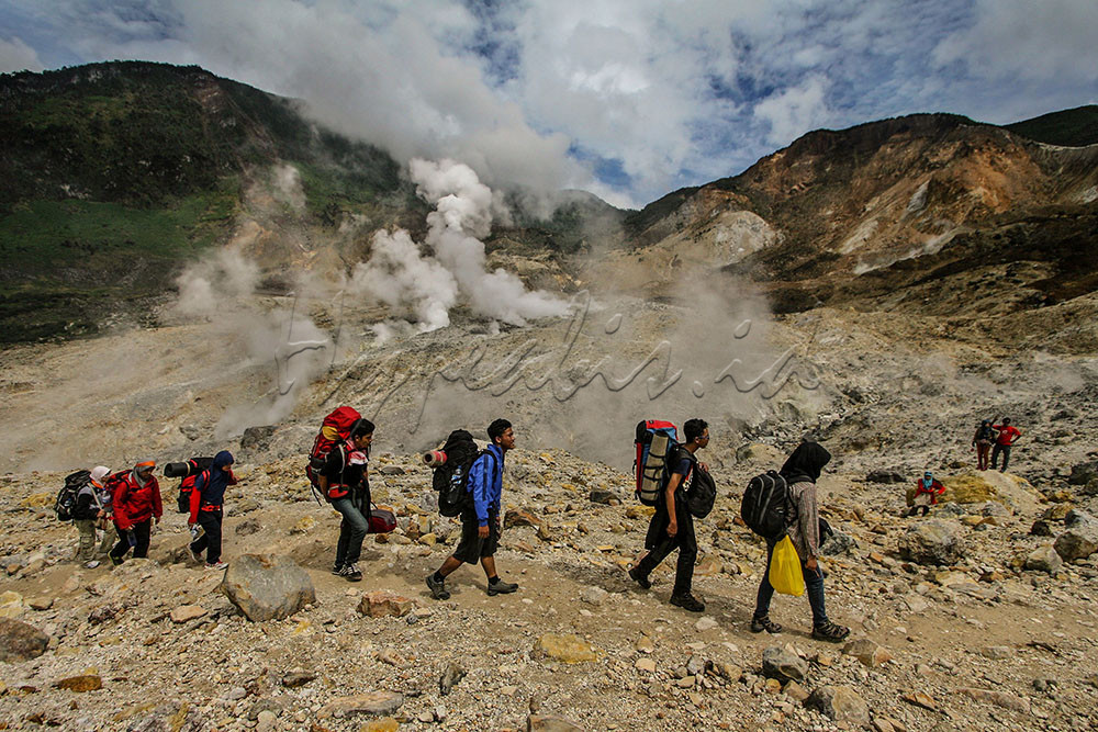 Sejumlah pendaki melintasi kawah Gunung Papandayan di Garut, Jawa Barat.
